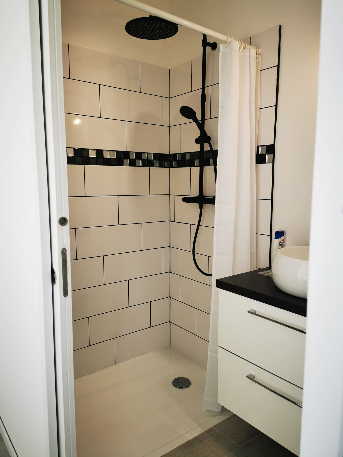 Douche carrelage blanc joint noir