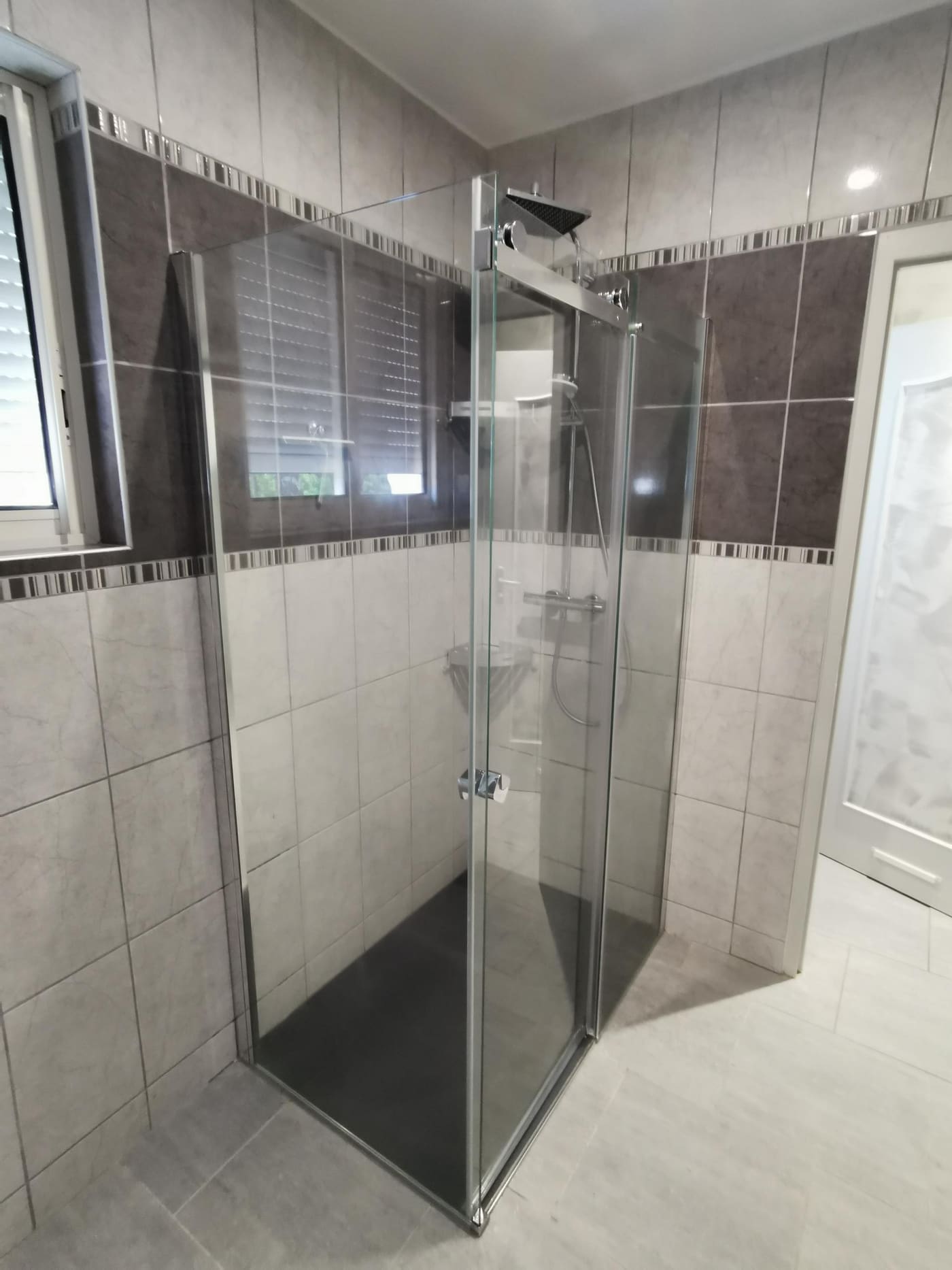 Douche avec parois coulissantes