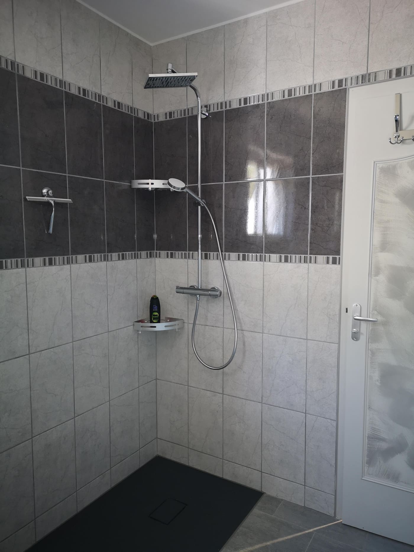Douche italienne avec colonne thermostatique