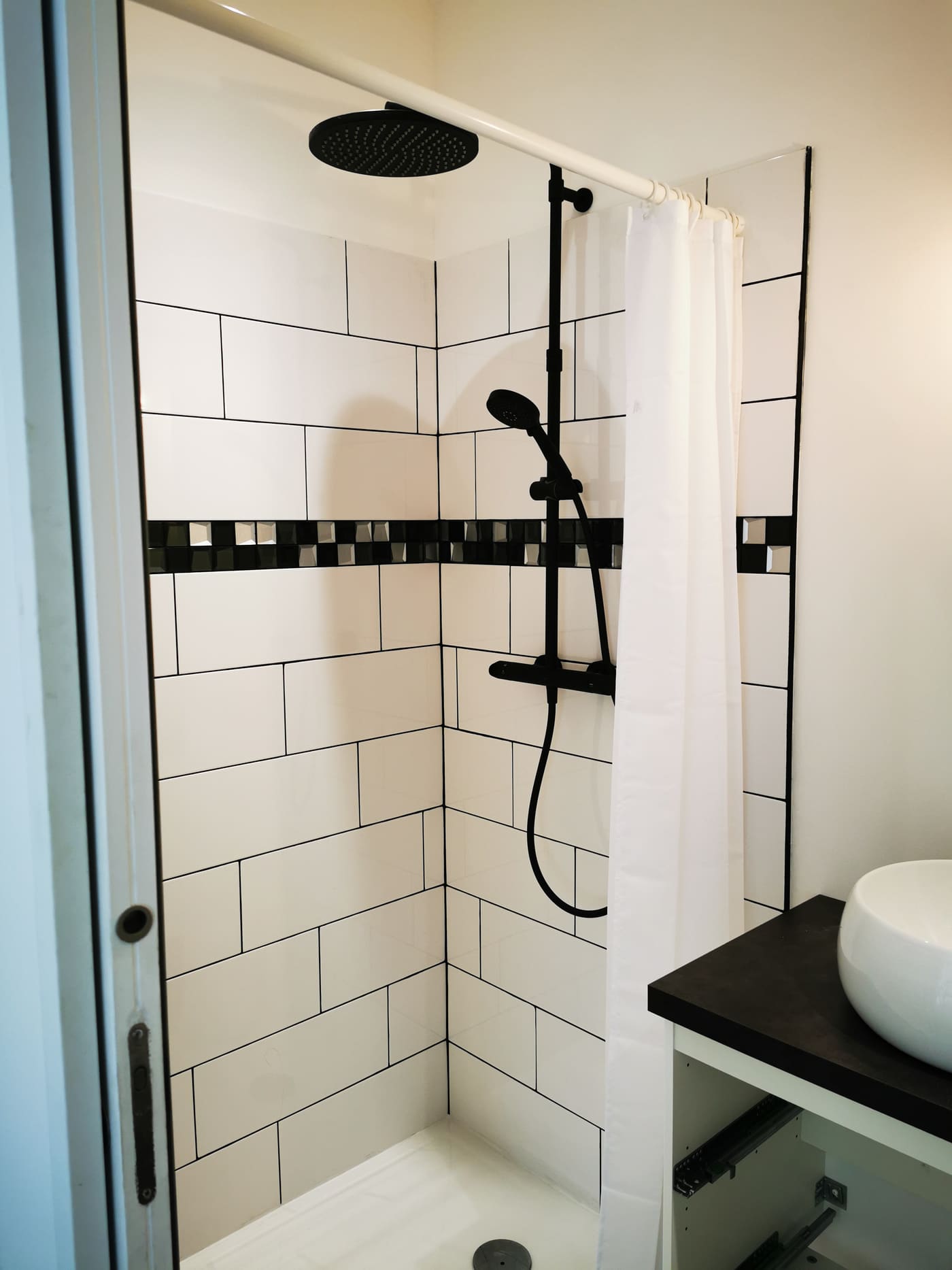 Douche carrelage noir et blanc