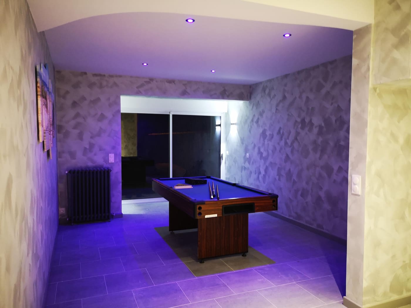 Éclairage LED avec spots colorés posé par Feuillerat
