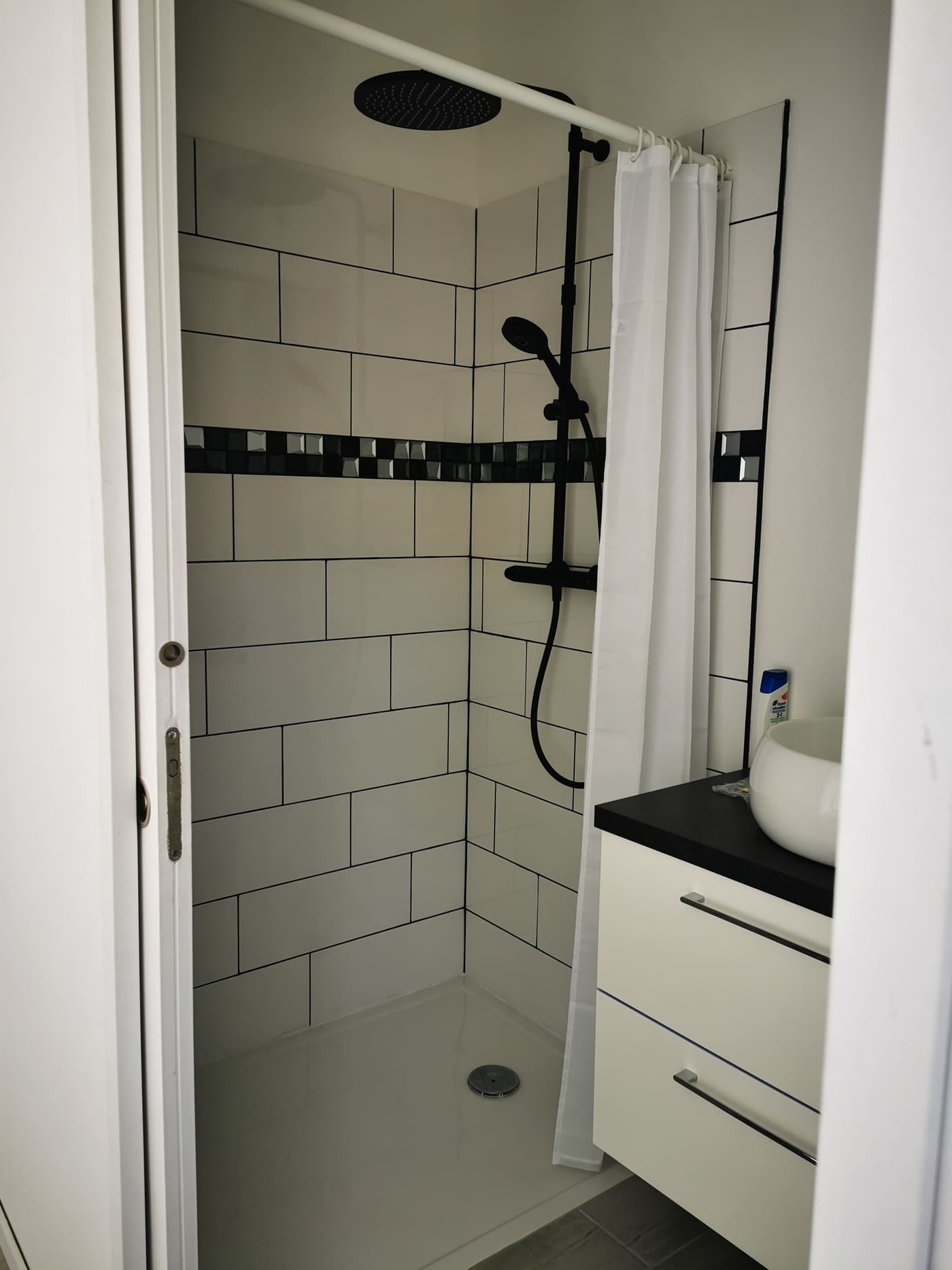 Salle d'eau blanche compacte