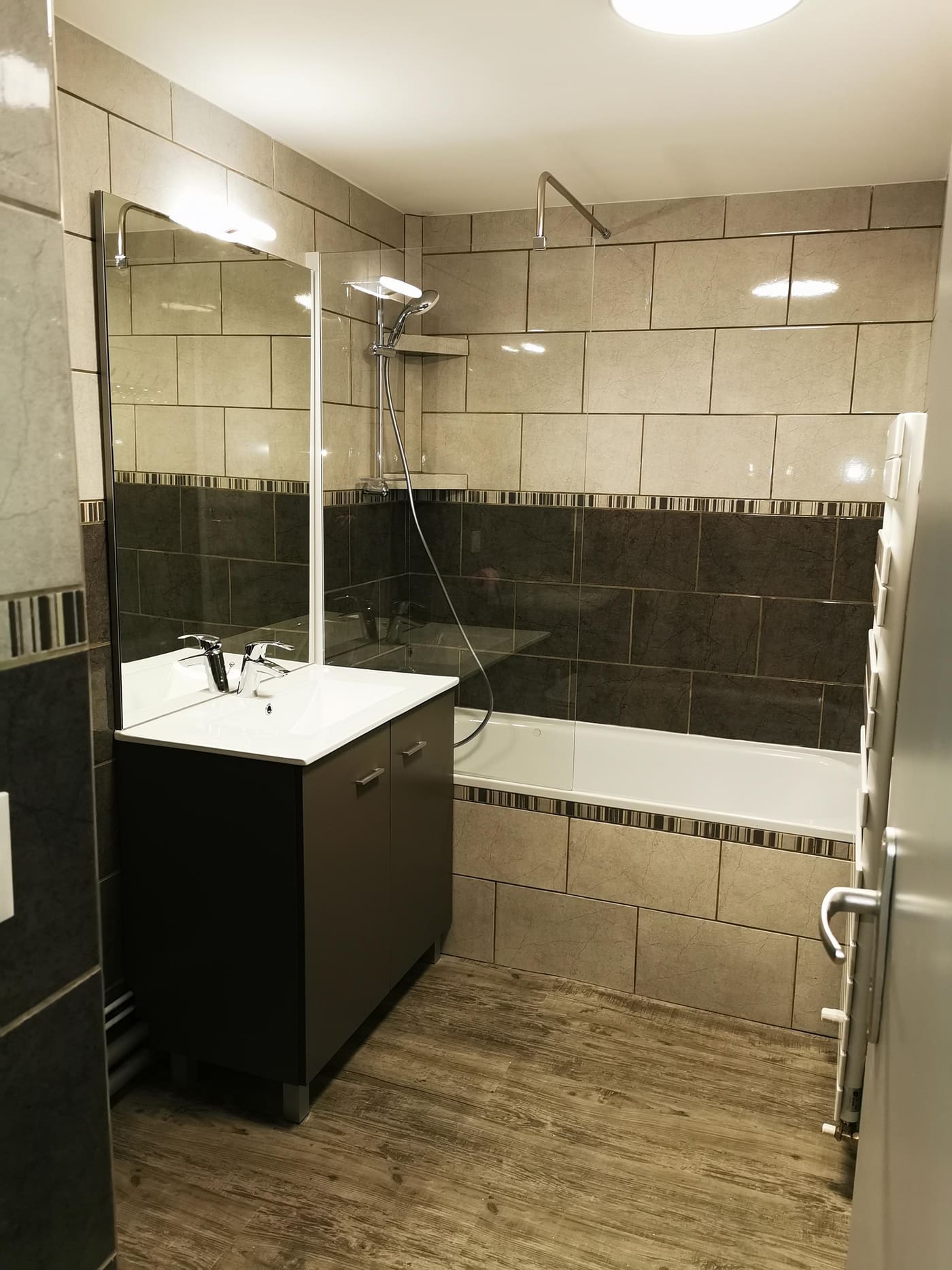 Salle de bain avec baignoire et parquet
