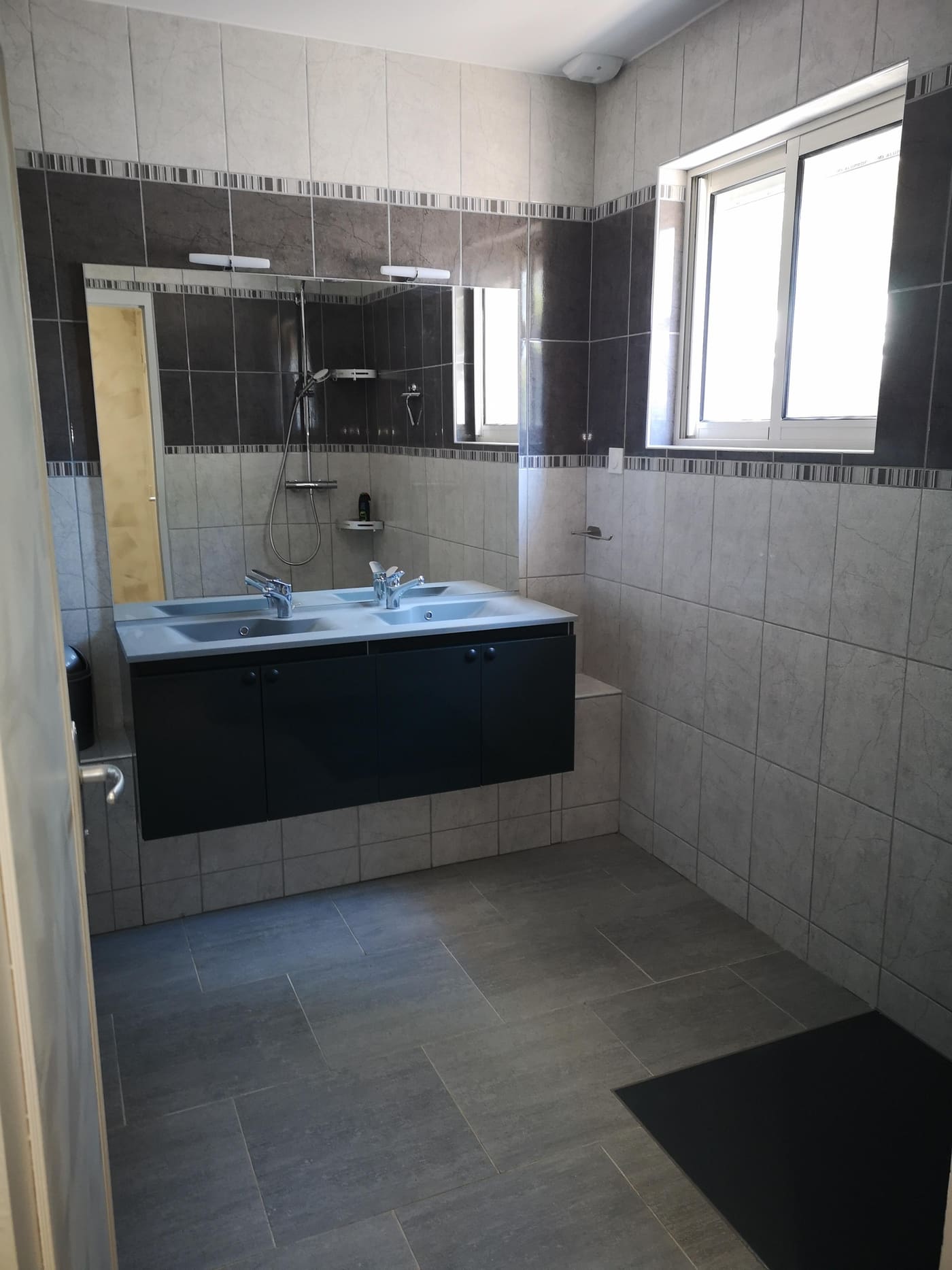 Salle de bain avec double vasque