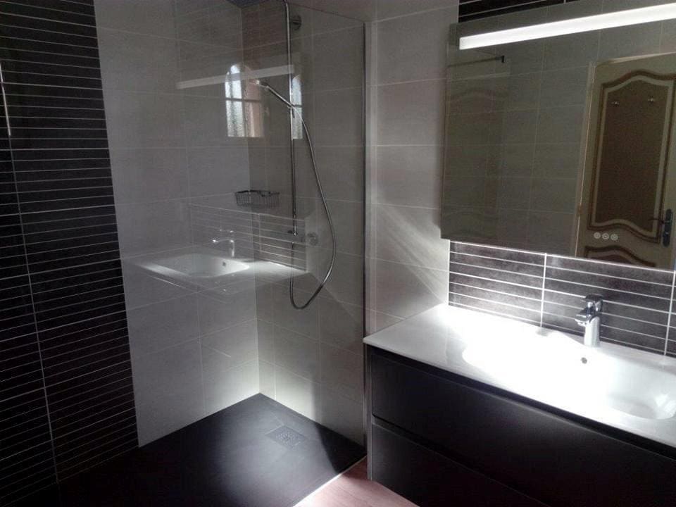 Salle de bain en noir et gris