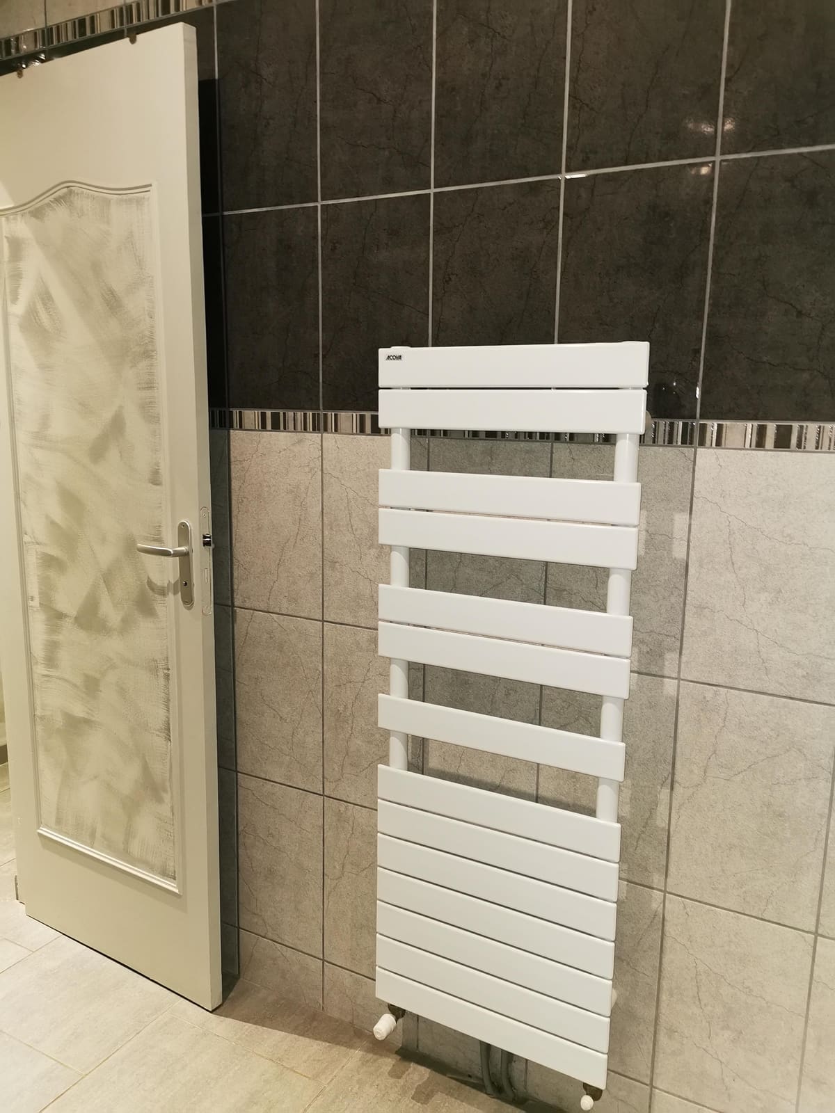 Sèche-serviettes électrique installé en salle de bain