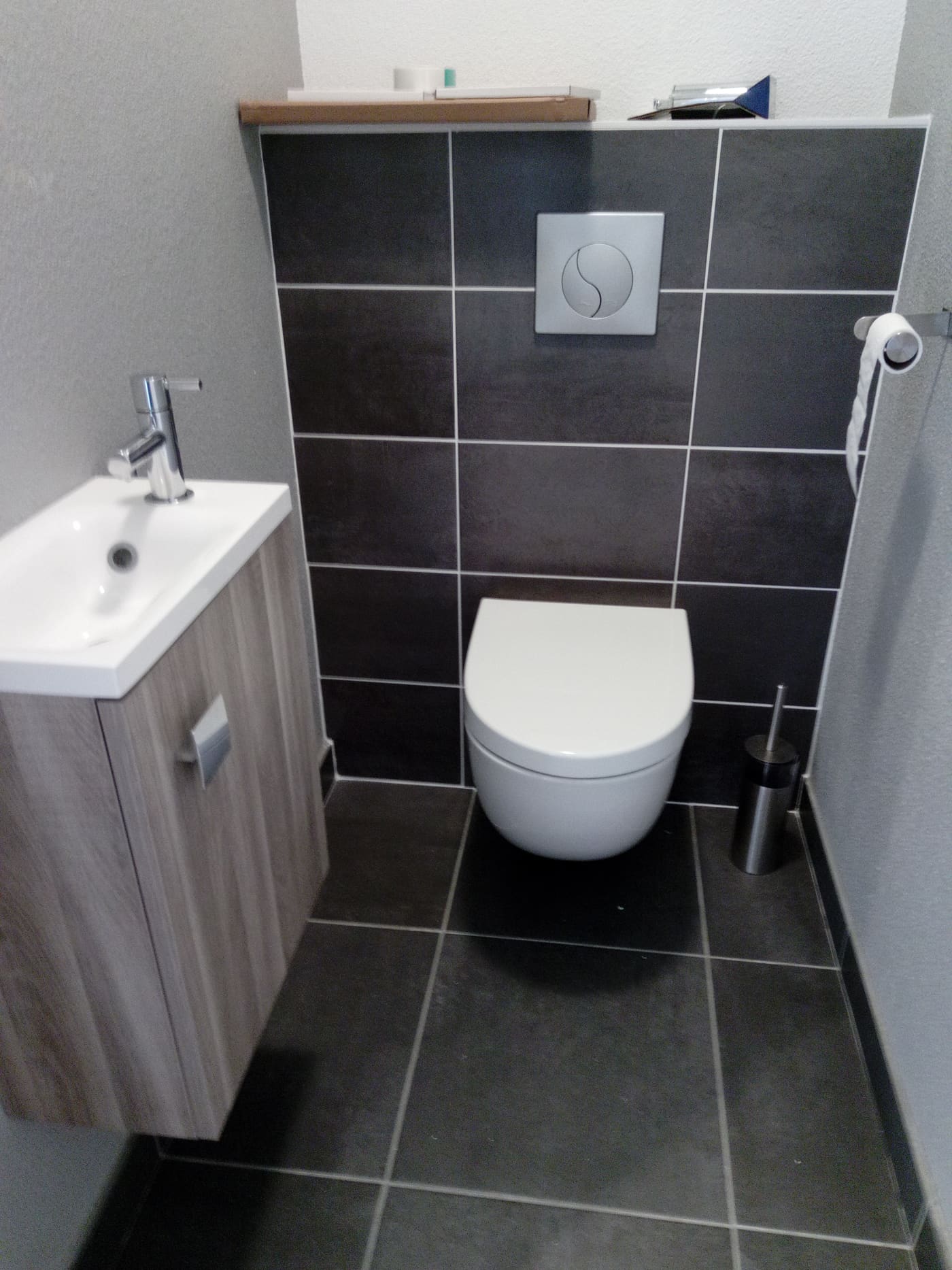 WC suspendu avec carrelage gris